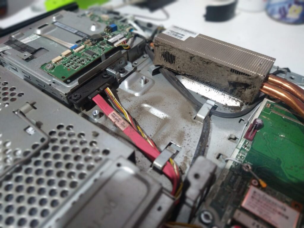 placa base siendo reparada